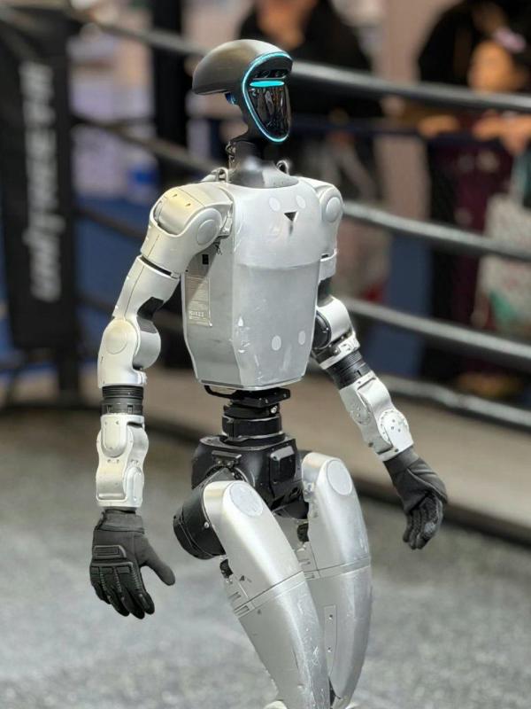 美的撕下家电标签：猛砸千亿造机器人，六臂新品已进厂上岗