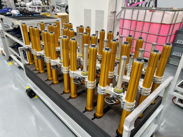张雪机车生产线揭秘:自研发动机背后,站着一支隐形冠军国家队